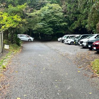 駐車場が見えてきたら車道はおしまい．