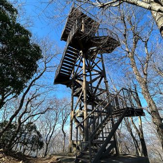 仏果山の展望台　古くて登ると階段が揺れるのでちょっと怖かった