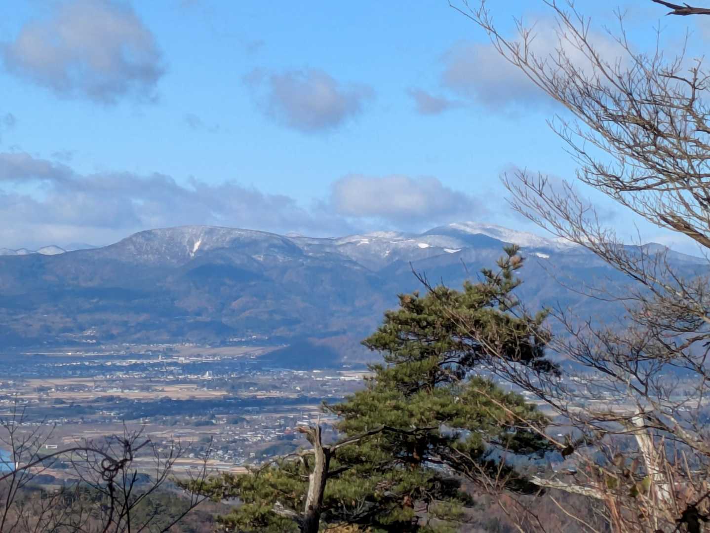 その右に…
半田山と萬歳楽山かな？！
薄っすら雪化粧❄️してます