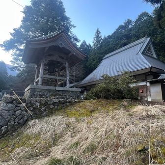 鐘楼がぶら下がってました。叩きたい気持ちを抑制。だって、すぐそこに民家があったから😁