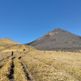 振り返って飯盛ケ城と由布岳