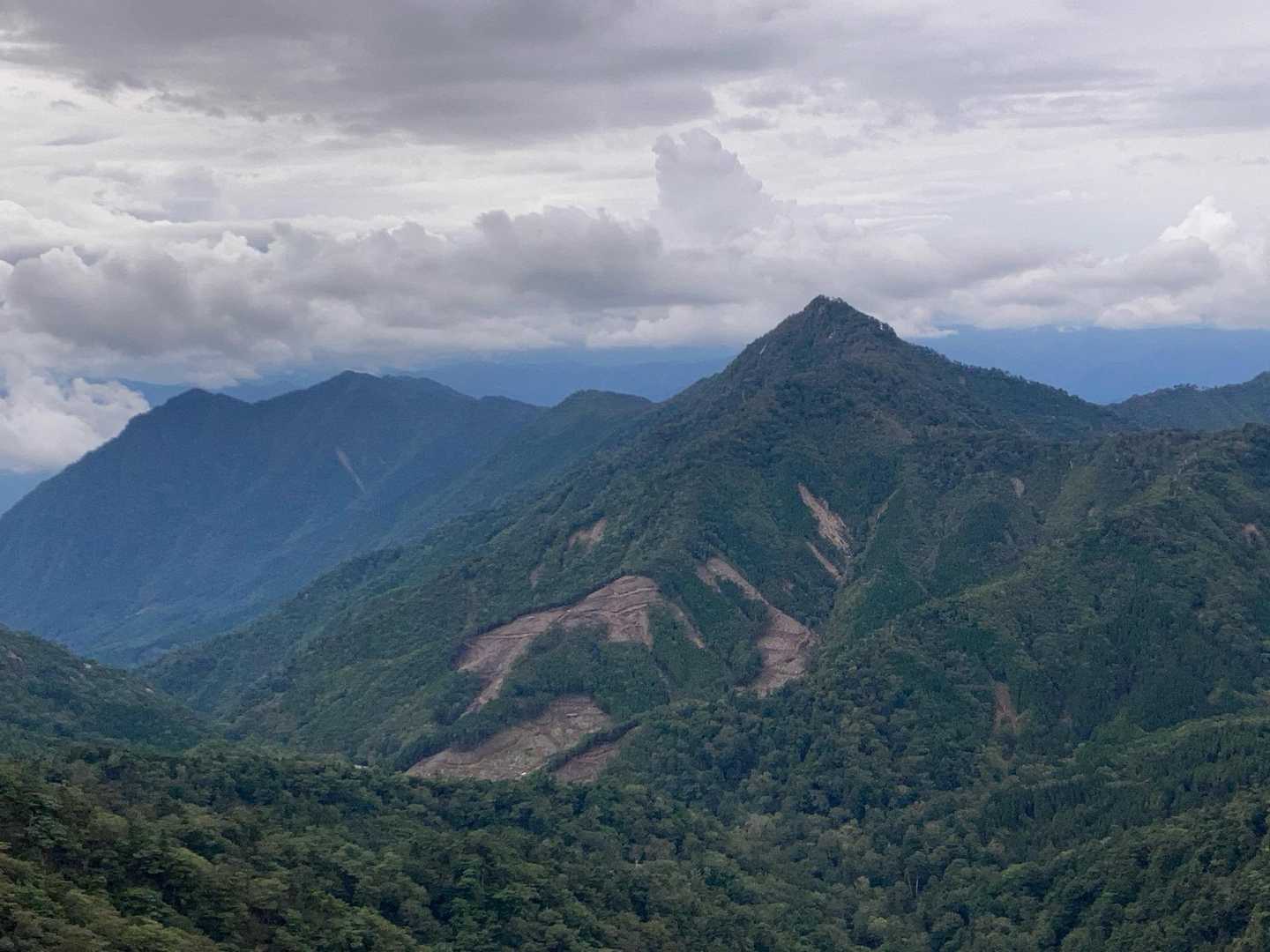 山頂より日隠山方面