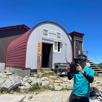 小屋の前で