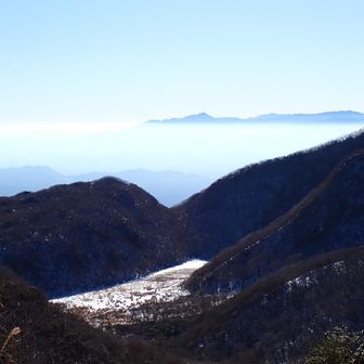鉾立峠からの眺め
佐渡窪の向こうには雲海に浮かぶ傾山