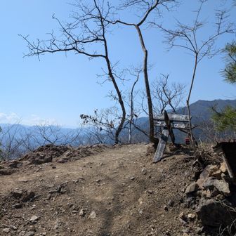 崖っぷち感のあるピーク。