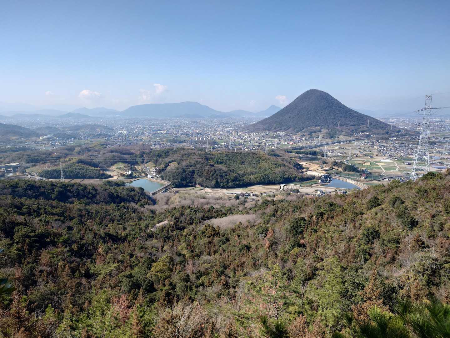 右に飯野山、左に大麻山。