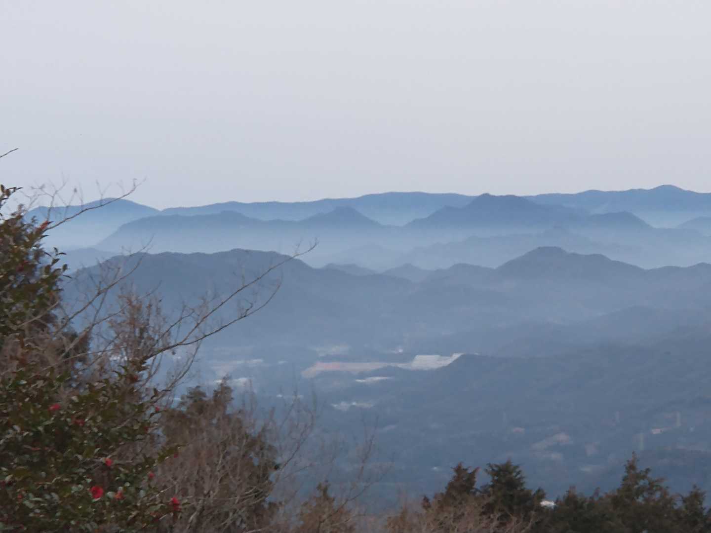 黒髪山地をアップで（奥から二番目の山）、右から青螺山、見返り峠、黒髪山、前黒髪、英岩