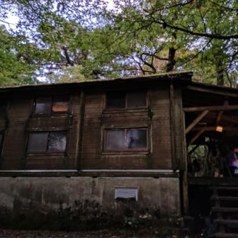 新高塚小屋

淀川小屋もそうでしたが
一人分のスペースをテープで区割りしていますので利用しやすかったです
後から来られる方も入りやすいですね