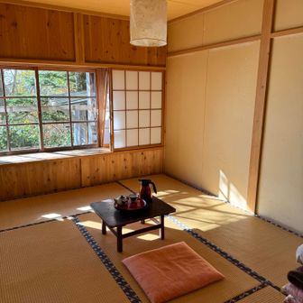 とてもキレイな雰囲気の良い部屋
お茶と饅頭が用意されていました◎