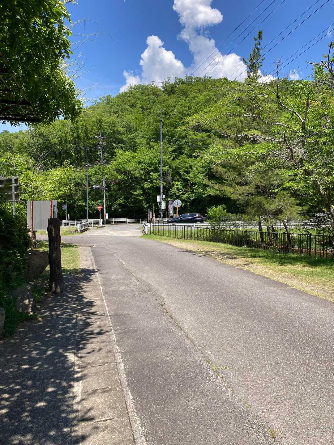 駐車場に戻りました〜気温は高いが蒸し暑くないので気持ちよく歩けました〜( ◠‿◠ )