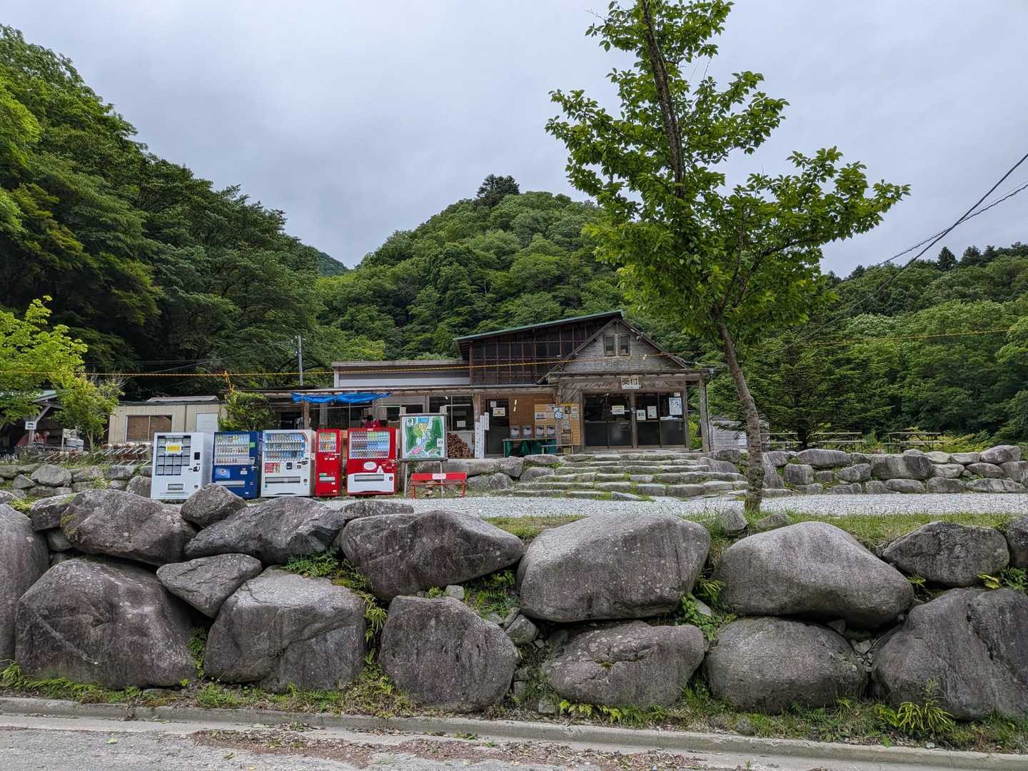 ウェルキャンプ西丹沢の横を通ります。