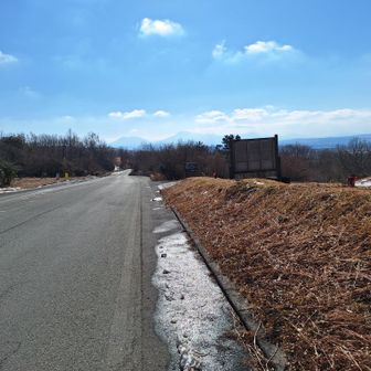 無事に瀬ノ本登山口の駐車場に到着。今年も山歩をたくさん楽しめますよう、よろしくお願いします🙇⤵️