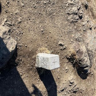 南峰に到着。標識はなく三角点のみ