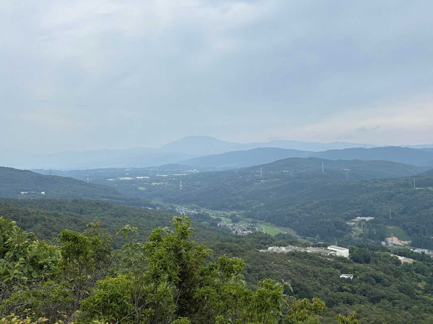 水晶山山頂からうっすら恵那山