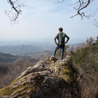山頂横の岩場は展望最高！
両側断崖絶壁注意⚠️

残念ながら
今日は春霞