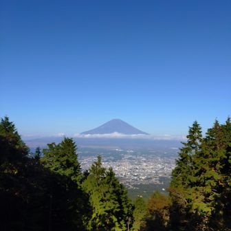 今回は文句なし！
奥多摩や山梨から見る富士山は、重なった他の稜線との取り合わせがニュアンスを与えてくれますが、箱根や丹沢から見る富士山は、裾野まで見える富士山単体の圧倒的迫力がポイントですね～