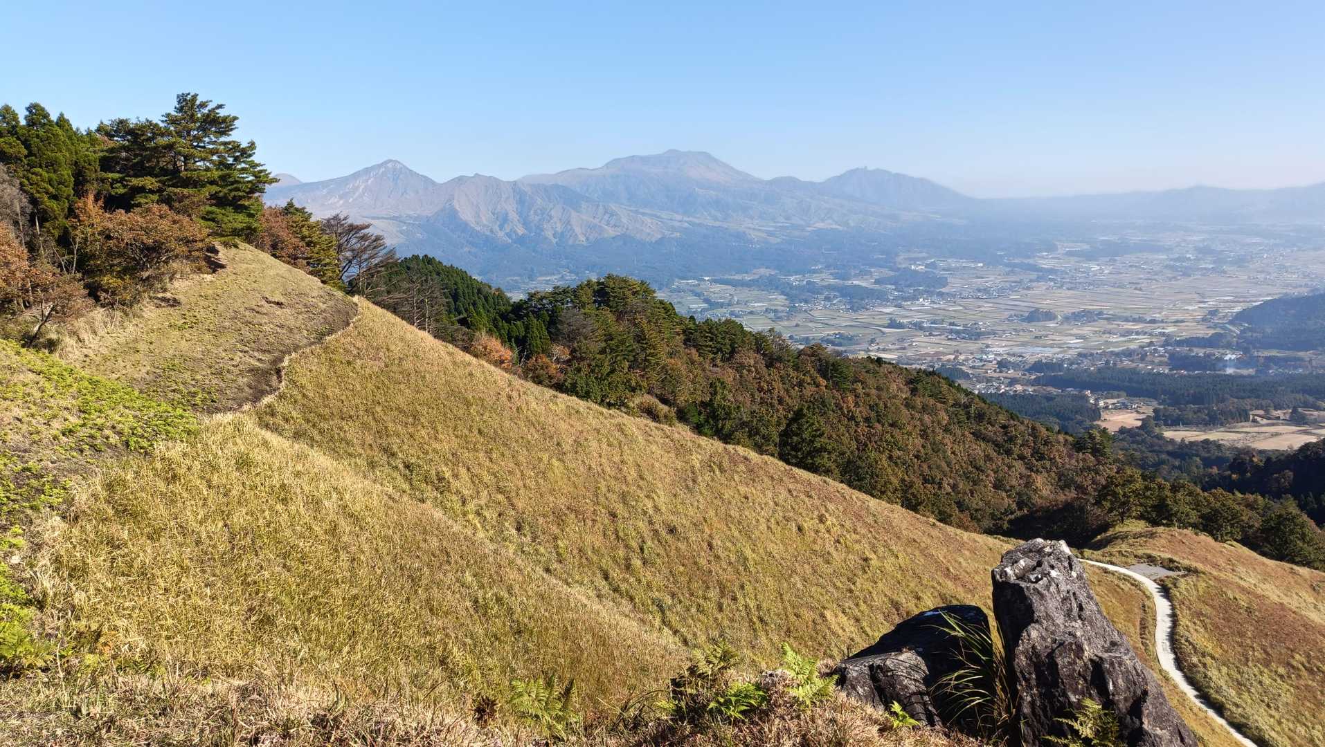 頂上手前の展望ポイントからの阿蘇五岳。