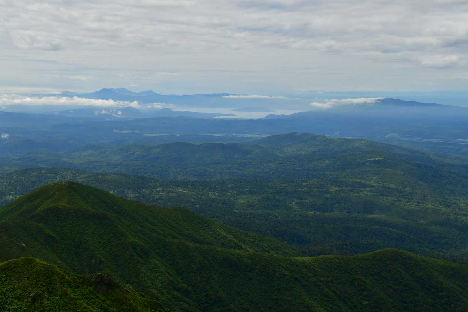西側には阿寒の山々と屈斜路湖と藻琴山が見えます。