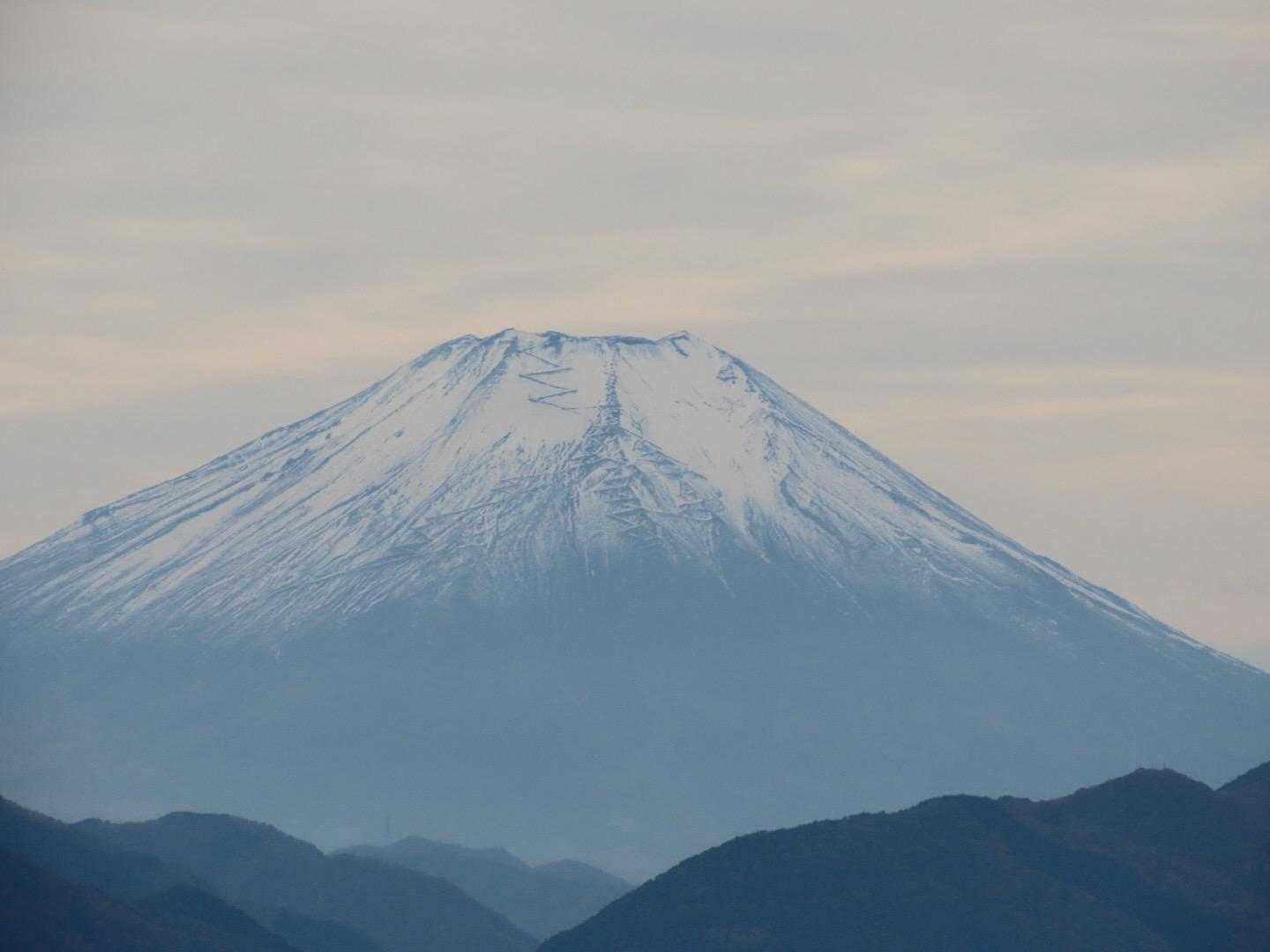 富士山方面は曇り空で青空とのコラボではなかったが、冠雪した頂がキレイに見えた。
やっぱり見えると嬉しくなる😆