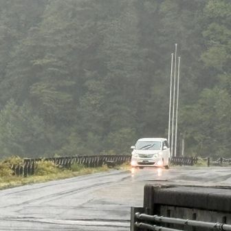 路面に打ち付ける雨☔️昨日今日は雨に酔う

高瀬ダムで待機していたタクシー🚕
一昨日、大町まで乗ったバスの運転手さんだった☺️
全ての出逢いに感謝🙏
