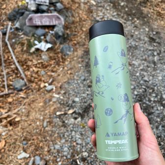 YAMAPの水筒（クーポン使って2200円）
なかなかの保温力でした。熱湯を入れてカップ麺用にするのも良し、温かい飲み物を入れても良しです👍