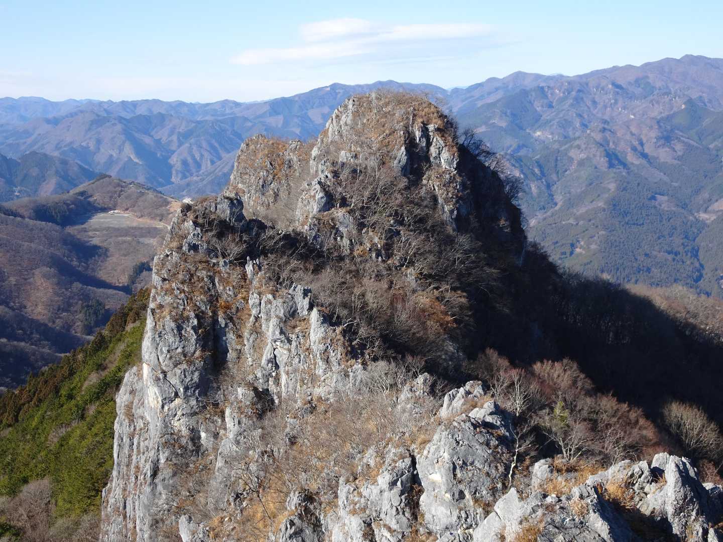 私の進行方向の先にもう一つ岩峰があるけど、あそこも登るのかな？