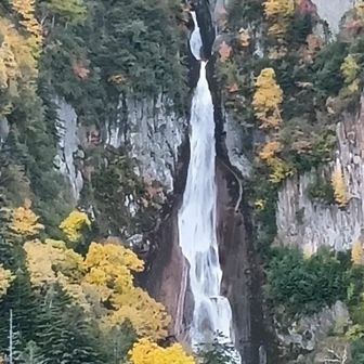 流星の滝　段々に落ちています
