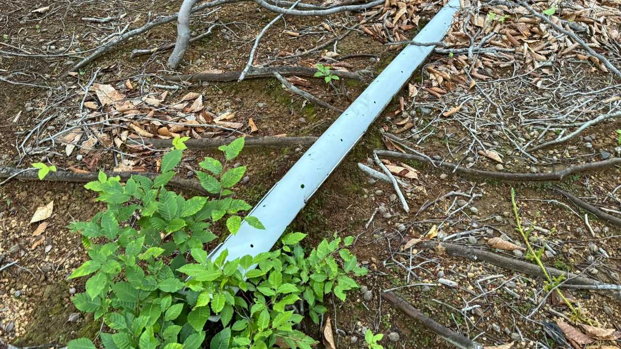 水捌け改善のためのパイプが露出。電源コンセントも所々に残ってて昔は高規格だった？