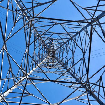 幾何学模様を撮りたくなる

鉄塔の構造が 三角形・四角形の骨組み（トラス構造）でできており、真下から見上げるとそれらが重なって 規則的な線のパターン をつくるためです。
山間では空が背景になることが多く、コントラストが強まって 放射状・対称的な図形 が強調され、より芸術的な幾何学模様に見えるのが特徴です。