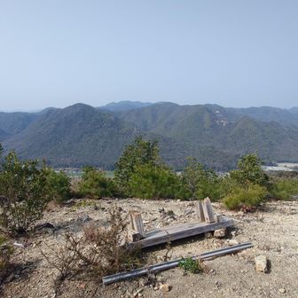 ベンチは壊れていましたが眺めは良いです。
中央奥の山は黒鉄山と赤穂市最高峰の百間岳かな？