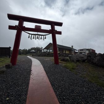 くぐったらロープウェイとお店と足湯もある