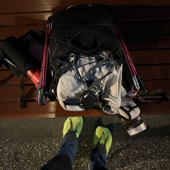 夜明け前に高尾駅に着きコンビニで朝パンとランチを調達
昨年レース用の買い替えたシューズを下ろして今日は走れるところは走ろうモードで