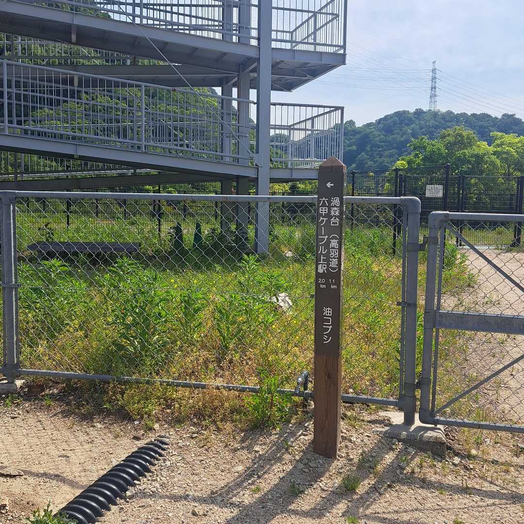 車道を上がって、こちらがとりつき