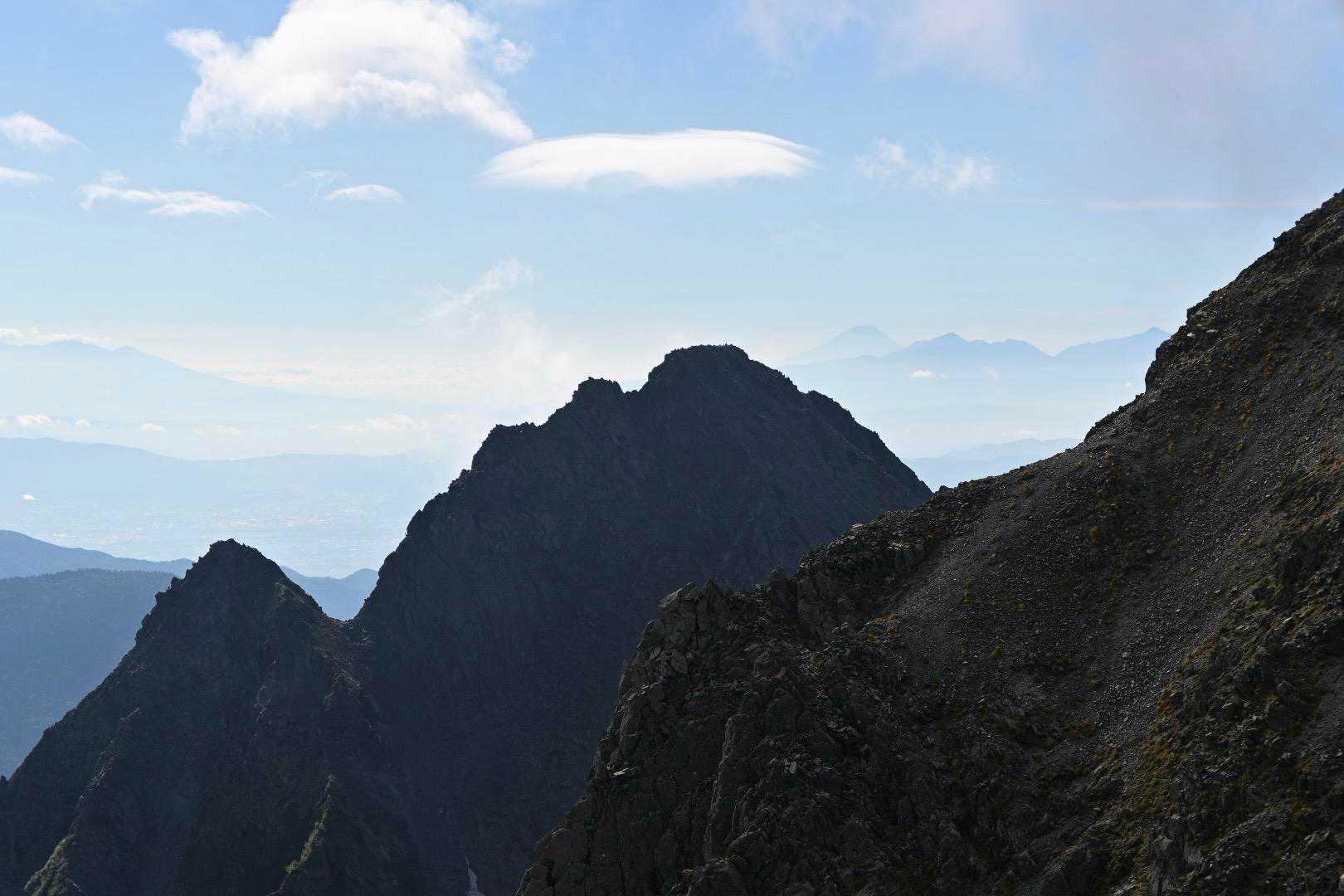 前穂高。後方に八ヶ岳と富士山
