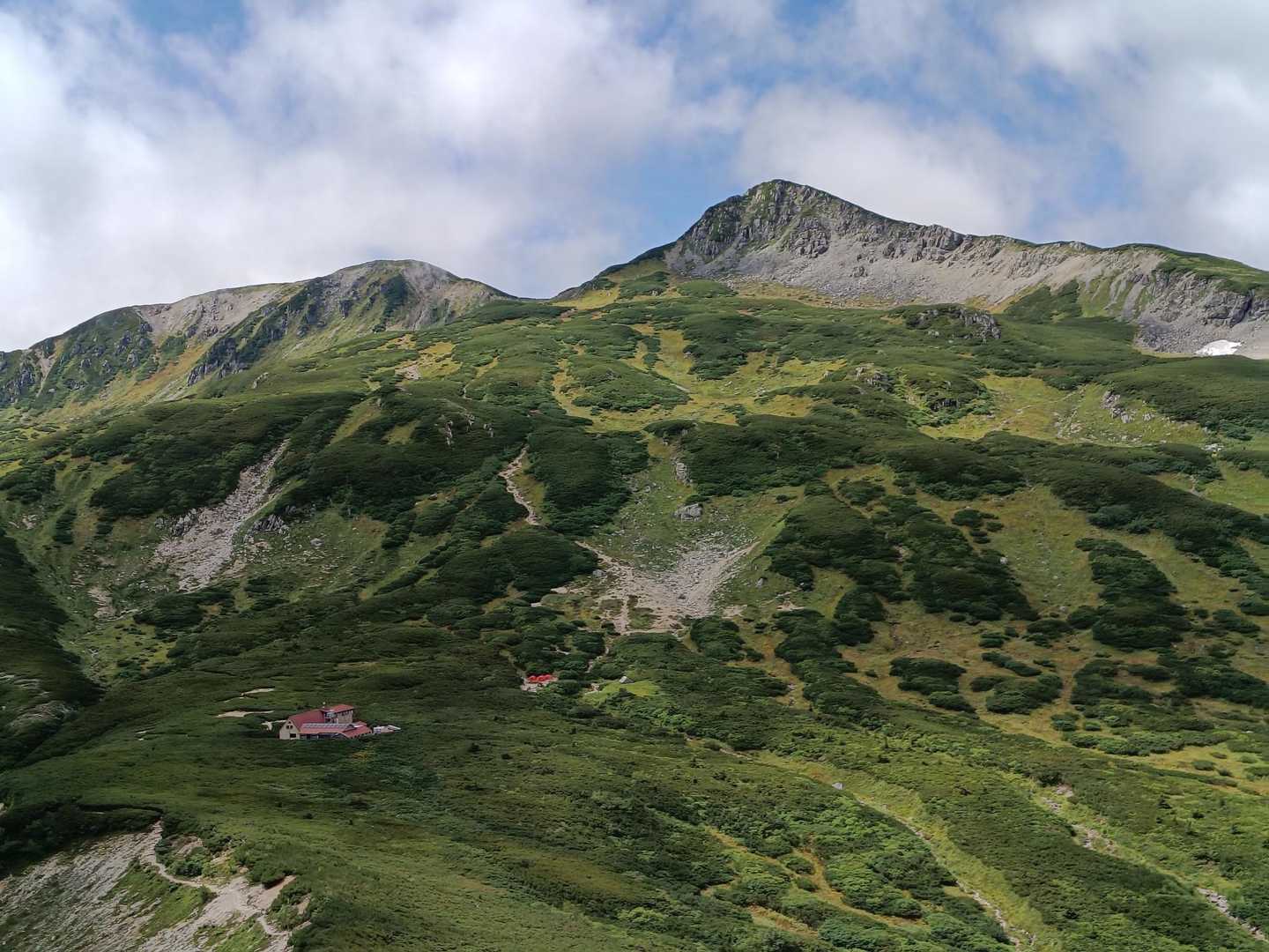 鷲羽中盤。
赤い三俣山荘、奥に蓮華岳