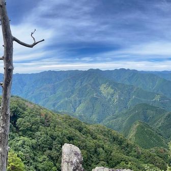 雨乞い岩からの眺め
熊被害のために入山禁止になっている長沢背稜