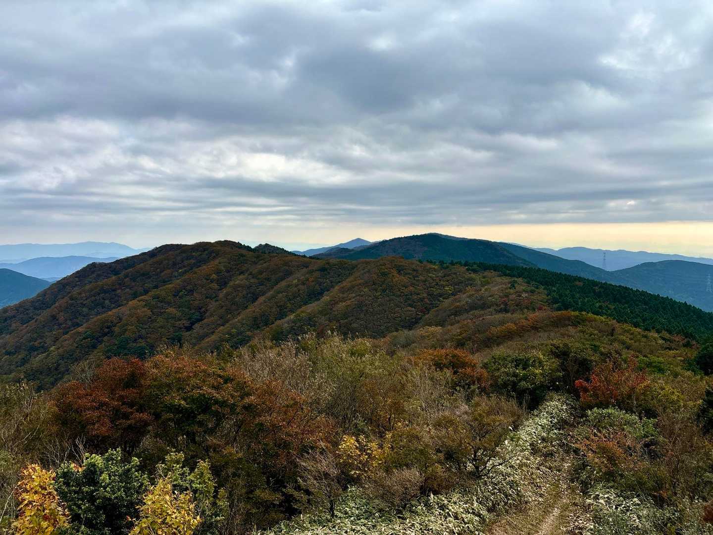 おー、ここから見ると紅葉進んでる‼️
ただ、晴れじゃないとくすんで見えてしまう。