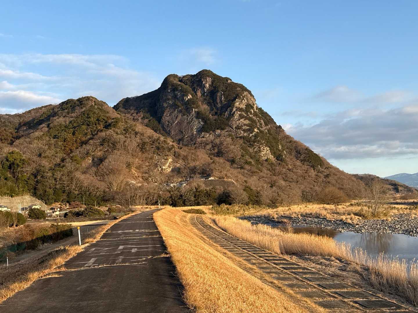 1座目　城山が間近に。
岩肌が、かっこいい👍