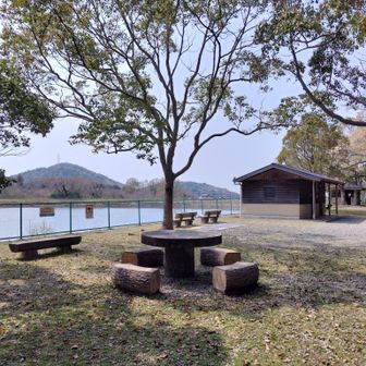 トイレはここだけ。和式2コ、洋式1コ