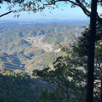 展望マークがあったので寄ってみました。
急勾配と強風の先に見えたのは。。

新東名かぁ😗

もしかして伊吹山とか御嶽山とかも見えたりするのかも？
そのまま進むと新東名越えて滝とかあるらしい。
メモメモ
