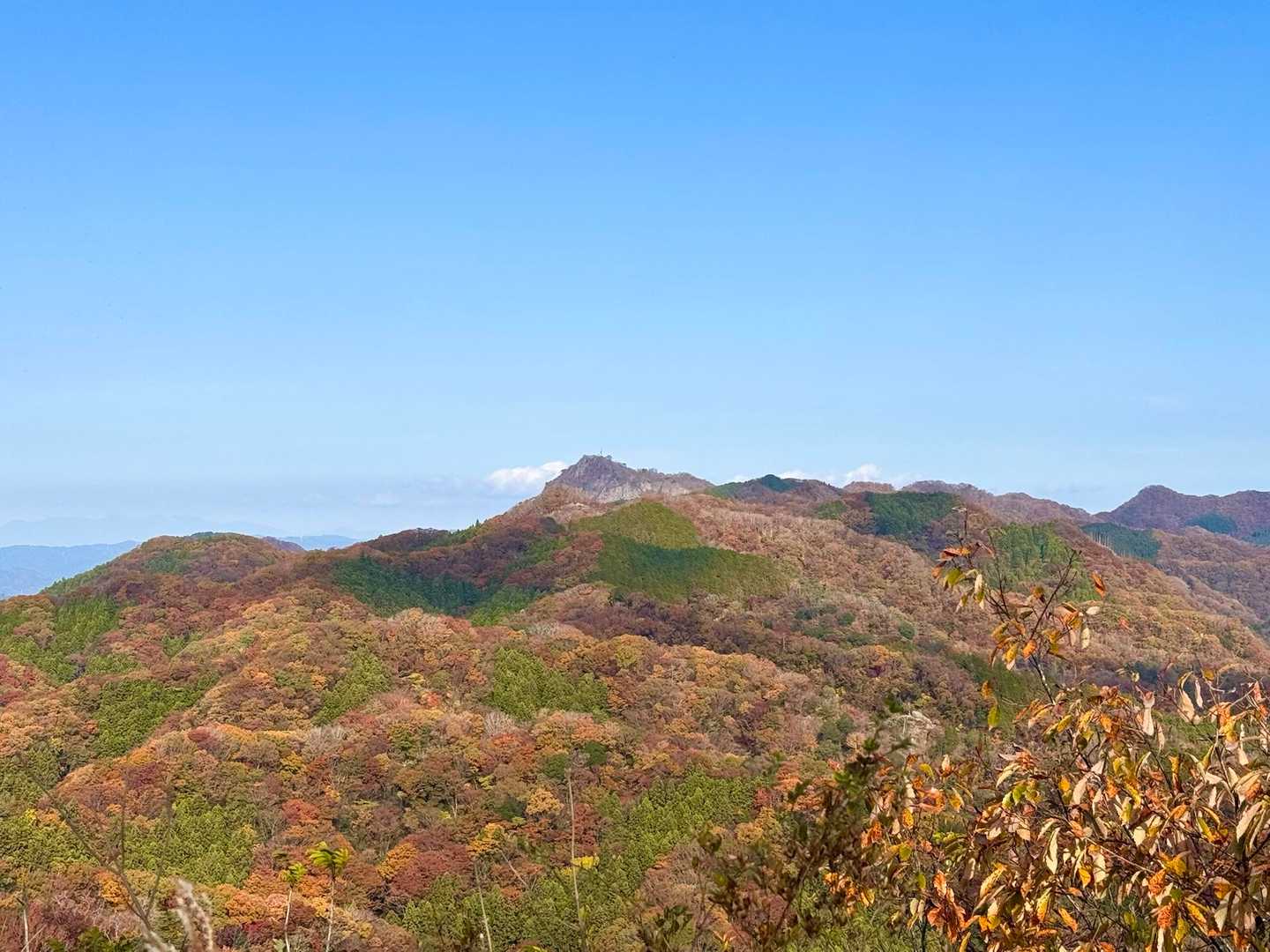 明山山頂より
奥久慈男体山⛰️
周りの山々の紅葉が素敵✨