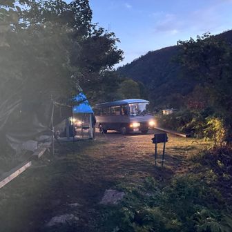 1時間半悪路に揺られながら登山口到着
体が飛び跳ねながら寝ていたら、窓ガラスに頭をゴーンしました😄