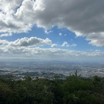 天狗塚手前の展望所　　うっすら二上山👀