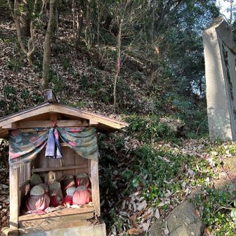 番場山登山口はこの辺りのはず…
取り付きがわからない💦
このお地蔵さんと石碑の間から登りました