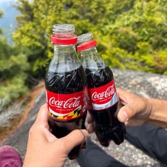 中岳まで戻ってひと休み
山頂で飲むコーラは絶品だけど、まさか有明山で飲めるなんて夢にも思わなかったな😄🍻

幻となった百名山「有明山」
残念な気持ちと、人人人で溢れかえるお山になって欲しくない、いつまでも静かで厳かな山であって欲しいなっていう気持ちとがありました