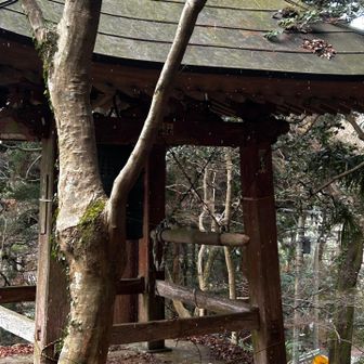 石老山を降り始めると、程なく降雪
マジかよ…と呟きながら雪の顕鏡寺を通過❄️