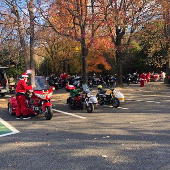 1時間後にパレードのスタート。どれもカッコいいな。バイクにはもう久しく乗ってません（愛車はKAWASAKIエリミネーター250でした）。