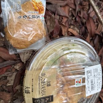 今日はうどんといなり。😋