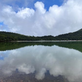 長七郎山から小沼へ下る。波もなく、穏やかな水面が鏡のように景色を映している。