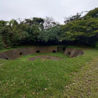 山頂と砲台跡。中央に高角砲があった、側面の８個の四角い穴は弾薬の格納庫とのこと。